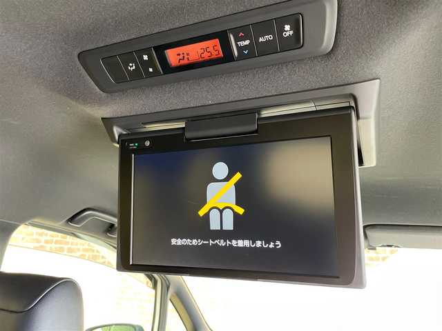 トヨタ ヴォクシー ZS 煌Ⅲ 岩手県 2021(令3)年 9.8万km ホワイトパールクリスタルシャイン ４WD/後席モニター/寒冷地仕様/両側パワースライドドア/クルーズコントロール/レーンアシスト/コーナーセンサー/トヨタセーフティセンス/衝突被害軽減ブレーキ/先行車発進お知らせ機能/エンジンスターター/アイドリングストップ/MT付きAT/９インチ純正ナビ（Bluetooth CD DVD フルセグ）/ETC/横滑り防止装置/オートハイビーム/LEDヘッドライト/フォグランプ/バックカメラ/純正１６インチアルミホイール/3列シート/ウォークスルー