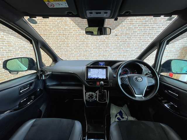 トヨタ ヴォクシー ZS 煌Ⅲ 岩手県 2021(令3)年 9.8万km ホワイトパールクリスタルシャイン ４WD/後席モニター/寒冷地仕様/両側パワースライドドア/クルーズコントロール/レーンアシスト/コーナーセンサー/トヨタセーフティセンス/衝突被害軽減ブレーキ/先行車発進お知らせ機能/エンジンスターター/アイドリングストップ/MT付きAT/９インチ純正ナビ（Bluetooth CD DVD フルセグ）/ETC/横滑り防止装置/オートハイビーム/LEDヘッドライト/フォグランプ/バックカメラ/純正１６インチアルミホイール/3列シート/ウォークスルー