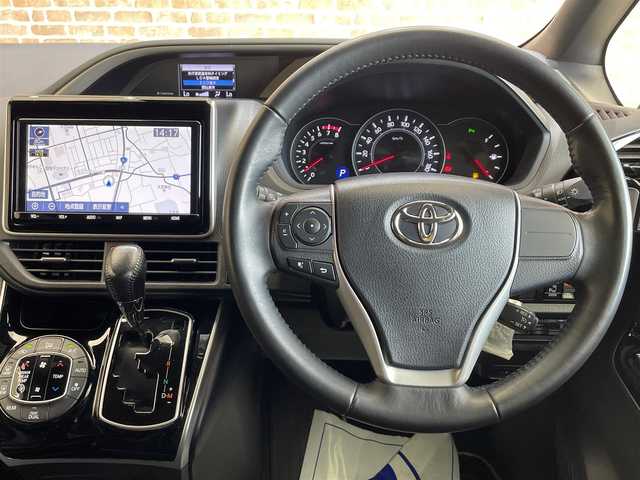 トヨタ ヴォクシー ZS 煌Ⅲ 岩手県 2021(令3)年 9.8万km ホワイトパールクリスタルシャイン ４WD/後席モニター/寒冷地仕様/両側パワースライドドア/クルーズコントロール/レーンアシスト/コーナーセンサー/トヨタセーフティセンス/衝突被害軽減ブレーキ/先行車発進お知らせ機能/エンジンスターター/アイドリングストップ/MT付きAT/９インチ純正ナビ（Bluetooth CD DVD フルセグ）/ETC/横滑り防止装置/オートハイビーム/LEDヘッドライト/フォグランプ/バックカメラ/純正１６インチアルミホイール/3列シート/ウォークスルー