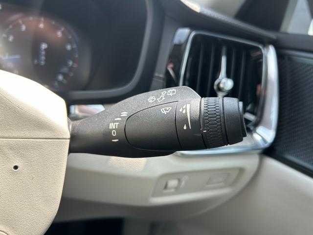 ボルボ Ｖ６０ T5 インスクリプション 埼玉県 2018(平30)年 4.3万km クリスタルホワイトP 黒革シート/ハーマンカードン/純正HDDナビ/（Bluetooh/USB/CD/フルセグ）/前席シートヒーター/前席ベンチレーション/前席マッサージシート/パワーバックドア/全方位カメラ/ルーフレール/ＬＥＤヘッドライト