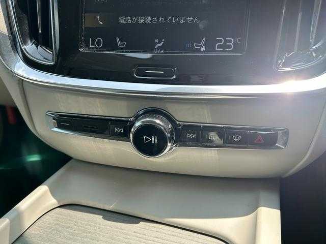 ボルボ Ｖ６０ T5 インスクリプション 埼玉県 2018(平30)年 4.3万km クリスタルホワイトP 黒革シート/ハーマンカードン/純正HDDナビ/（Bluetooh/USB/CD/フルセグ）/前席シートヒーター/前席ベンチレーション/前席マッサージシート/パワーバックドア/全方位カメラ/ルーフレール/ＬＥＤヘッドライト