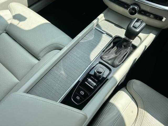 ボルボ Ｖ６０ T5 インスクリプション 埼玉県 2018(平30)年 4.3万km クリスタルホワイトP 黒革シート/ハーマンカードン/純正HDDナビ/（Bluetooh/USB/CD/フルセグ）/前席シートヒーター/前席ベンチレーション/前席マッサージシート/パワーバックドア/全方位カメラ/ルーフレール/ＬＥＤヘッドライト