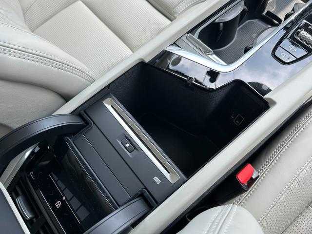 ボルボ Ｖ６０ T5 インスクリプション 埼玉県 2018(平30)年 4.3万km クリスタルホワイトP 黒革シート/ハーマンカードン/純正HDDナビ/（Bluetooh/USB/CD/フルセグ）/前席シートヒーター/前席ベンチレーション/前席マッサージシート/パワーバックドア/全方位カメラ/ルーフレール/ＬＥＤヘッドライト