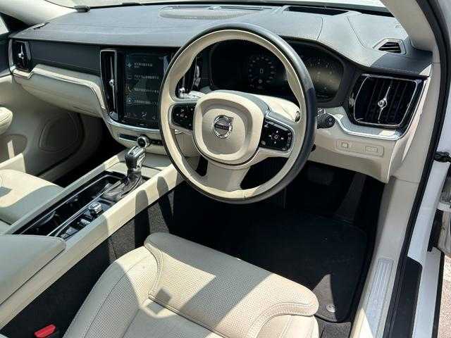 ボルボ Ｖ６０ T5 インスクリプション 埼玉県 2018(平30)年 4.3万km クリスタルホワイトP 黒革シート/ハーマンカードン/純正HDDナビ/（Bluetooh/USB/CD/フルセグ）/前席シートヒーター/前席ベンチレーション/前席マッサージシート/パワーバックドア/全方位カメラ/ルーフレール/ＬＥＤヘッドライト