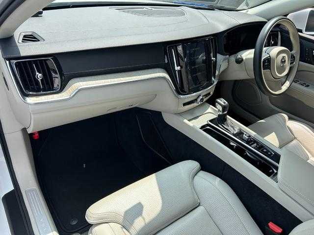 ボルボ Ｖ６０ T5 インスクリプション 埼玉県 2018(平30)年 4.3万km クリスタルホワイトP 黒革シート/ハーマンカードン/純正HDDナビ/（Bluetooh/USB/CD/フルセグ）/前席シートヒーター/前席ベンチレーション/前席マッサージシート/パワーバックドア/全方位カメラ/ルーフレール/ＬＥＤヘッドライト