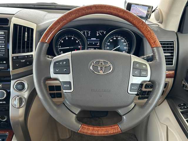 トヨタ ランドクルーザー ZX 道東・釧路十勝 2015(平27)年 5.7万km ブラック パートタイム４WD/パワーシート/（D＋N＋後部席）/バックカメラ/パワーバックドア/純正エアサスペンション/ステアリングヒーター/シートヒータ/（前席＋２列目）/メモリシート/ウッドコンビステアリング/サンルーフ/レザーシート/純正エンジンスタート/純正メーカーマルチナビ/（CD/DVD/TV/BT）/全方位カメラ/3列シート/WAC