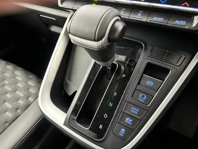 トヨタ ヴォクシー ハイブリッド S－Z 佐賀県 2022(令4)年 2.1万km アティチュードブラックマイカ 快適利便パッケージ/プロジェクター式LEDヘッドライト/純正10.5インチディスプレイオーディオ/ナビキット/フルセグ/CD/DVDデッキ/ビルトインETC2.0/ドライブレコーダー/両側パワースライドドア/パワーバックドア/シートヒーター/オットマン/トヨタセーフティセンス/プリクラッシュセーフティ/レーントレーシングアシスト/レーダークルーズコントロール/アダプティブハイビームシステム/クリアランスソナー