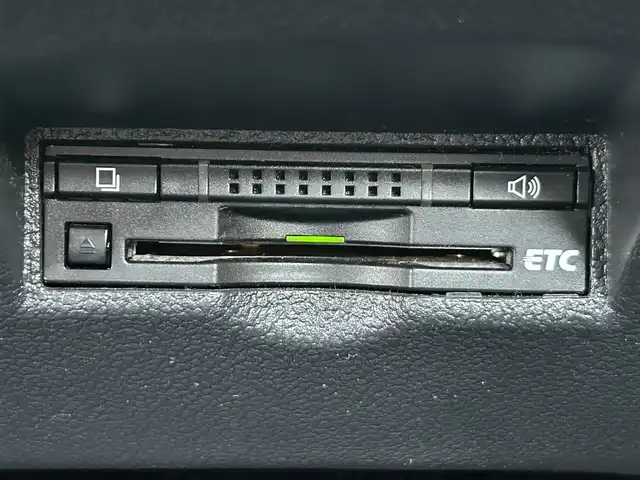 トヨタ プリウス A ツーリングセレクション 岡山県 2016(平28)年 11.2万km アティチュードブラックマイカ 禁煙車/純正9インチナビ/バックカメラ/オートマチックハイビーム/衝突被害軽減ブレーキ/パーキングアシスト/レーダークルーズコントロール/ブラインドスポットモニター/シートヒーター/ビルトインＥＴＣ/社外エアロ/レザーシート/ヘッドアップディスプレイ/ブラインドスポットモニター