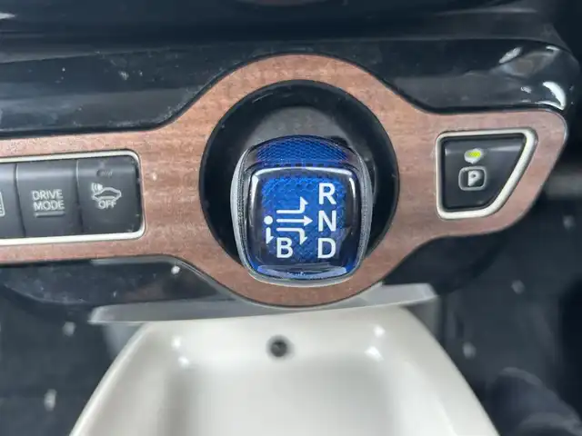 トヨタ プリウス A ツーリングセレクション 岡山県 2016(平28)年 11.2万km アティチュードブラックマイカ 禁煙車/純正9インチナビ/バックカメラ/オートマチックハイビーム/衝突被害軽減ブレーキ/パーキングアシスト/レーダークルーズコントロール/ブラインドスポットモニター/シートヒーター/ビルトインＥＴＣ/社外エアロ/レザーシート/ヘッドアップディスプレイ/ブラインドスポットモニター