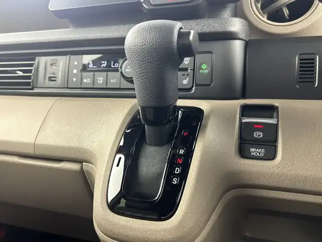 ホンダ Ｎ ＢＯＸ JOY ターボ 愛知県 2025(令7)年 0.1千km プラチナホワイトパール 届出済未使用車/純正9インチナビ/（CD/DVD/Bluetooth/フルセグTV/USB)/バックカメラ/ホンダセンシング/・衝突軽減ブレーキ/・レーンキープアシスト/・レーダークルーズコントロール/・オートマチックハイビーム/・クリアランスソナー/シートヒーター/ベンチシート/ハーフレザーシート/両側パワースライドドア/オートホールド/電子パーキングブレーキ/LEDヘッドライト/横滑り防止装置/スマートキー/プッシュスタート