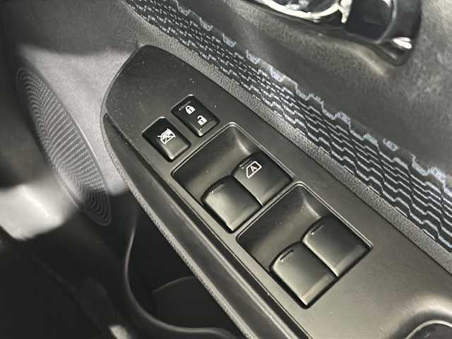 日産 ノート X DIG－S 広島県 2013(平25)年 2.7万km スーパーブラック 禁煙/純正ナビ/CD/DVD/DTV/Bluetooth/バックカメラ/アイドリングストップ/スマートキー/プッシュスタート/純正フロアマット/純正ドアバイザー/電動格納ミラー/ETC/ヘッドライトレベライザー