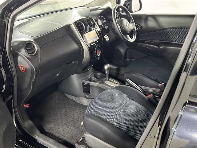 日産 ノート X DIG－S 広島県 2013(平25)年 2.7万km スーパーブラック 禁煙/純正ナビ/CD/DVD/DTV/Bluetooth/バックカメラ/アイドリングストップ/スマートキー/プッシュスタート/純正フロアマット/純正ドアバイザー/電動格納ミラー/ETC/ヘッドライトレベライザー