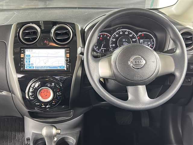 日産 ノート X DIG－S 広島県 2013(平25)年 2.7万km スーパーブラック 禁煙/純正ナビ/CD/DVD/DTV/Bluetooth/バックカメラ/アイドリングストップ/スマートキー/プッシュスタート/純正フロアマット/純正ドアバイザー/電動格納ミラー/ETC/ヘッドライトレベライザー