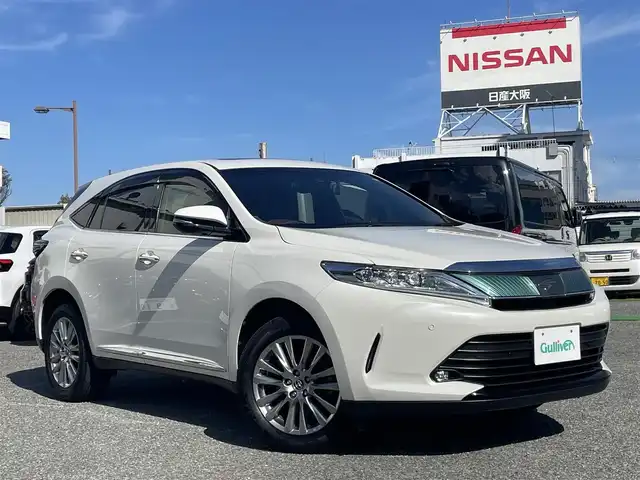 トヨタ ハリアー プレミアム 兵庫県 2018(平30)年 3万km ホワイトパールクリスタルシャイン ・ワンオーナー/・サンルーフ/・ブラウンハーフレザーシート/・運転席パワーシート/・純正9インチメモリーナビ（NSZT-Y66T）/・地デジ/DVD/BT（走行中視聴可）/・ステアリングリモコン/・バックカメラ/・アイドリングストップ/・ドライブレコーダー前/・ビルトインETC/・パワーバックドア/・オートLEDヘッドランプ/・LEDフォグランプ/・プリクラッシュセーフティ/・レーンディーパーチャーアラート/・オートマチックハイビーム/・インテリジェントクリアランスソナー/・カードキー/スペアキーあり