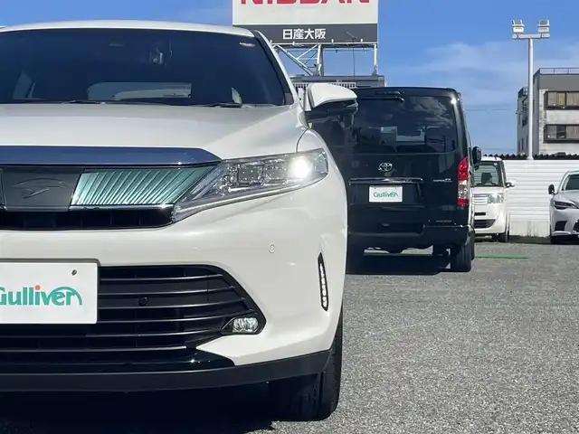 トヨタ ハリアー プレミアム 兵庫県 2018(平30)年 3万km ホワイトパールクリスタルシャイン ・ワンオーナー/・サンルーフ/・ブラウンハーフレザーシート/・運転席パワーシート/・純正9インチメモリーナビ（NSZT-Y66T）/・地デジ/DVD/BT（走行中視聴可）/・ステアリングリモコン/・バックカメラ/・アイドリングストップ/・ドライブレコーダー前/・ビルトインETC/・パワーバックドア/・オートLEDヘッドランプ/・LEDフォグランプ/・プリクラッシュセーフティ/・レーンディーパーチャーアラート/・オートマチックハイビーム/・インテリジェントクリアランスソナー/・カードキー/スペアキーあり