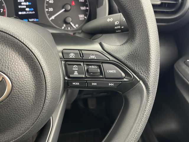 トヨタ ヤリス X 秋田県 2024(令6)年 1.7万km ブラック 4WD/社外メモリナビ　/フルセグTV/CD/DVD/Bluetooth/衝突被害軽減システム　/レーダークルーズコントロール　/レーンキープアシスト　/横滑り防止装置　/バックカメラ/寒冷地仕様　/ワイパーデアイサー　/ミラーヒーター　　/ＥＴＣ　/スペアキー/プッシュスタート/電動格納ミラー/ステアリングスイッチ/ウィンカーミラー/純正アルミホイールキャップ