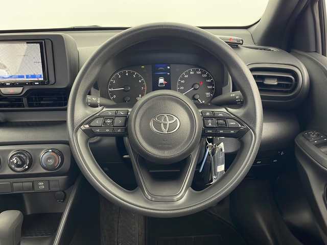 トヨタ ヤリス X 秋田県 2024(令6)年 1.7万km ブラック 4WD/社外メモリナビ　/フルセグTV/CD/DVD/Bluetooth/衝突被害軽減システム　/レーダークルーズコントロール　/レーンキープアシスト　/横滑り防止装置　/バックカメラ/寒冷地仕様　/ワイパーデアイサー　/ミラーヒーター　　/ＥＴＣ　/スペアキー/プッシュスタート/電動格納ミラー/ステアリングスイッチ/ウィンカーミラー/純正アルミホイールキャップ