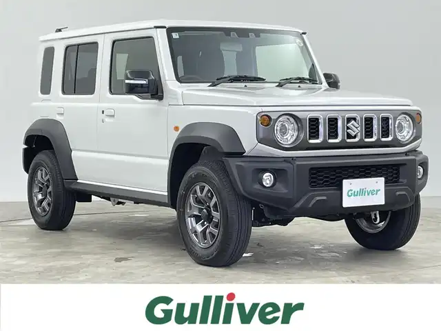 スズキ ジムニー ノマド FC 千葉県 2025(令7)年 0.1万km アークティックホワイトパール SUZUKI Safety Support/・デュアルセンサーブレーキサポート/・先行車発進お知らせ機能/・標識認識機能/・アダプティブクルーズコントロール/・車線逸脱警報機能/・ふらつき警報機能/・誤発進抑制機能/・後方誤発進抑制/・後退時ブレーキサポート/・オートマチックハイビーム/コーナーセンサー/前席シートヒーター/スマートキー＆プッシュスタート/革巻きステアリング/ステアリングスイッチ/純正フロアマット/LEDヘッドライト/フォグライト