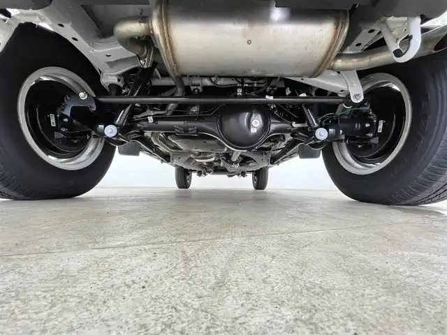 スズキ ジムニー ノマド FC 千葉県 2025(令7)年 0.1万km アークティックホワイトパール SUZUKI Safety Support/・デュアルセンサーブレーキサポート/・先行車発進お知らせ機能/・標識認識機能/・アダプティブクルーズコントロール/・車線逸脱警報機能/・ふらつき警報機能/・誤発進抑制機能/・後方誤発進抑制/・後退時ブレーキサポート/・オートマチックハイビーム/コーナーセンサー/前席シートヒーター/スマートキー＆プッシュスタート/革巻きステアリング/ステアリングスイッチ/純正フロアマット/LEDヘッドライト/フォグライト