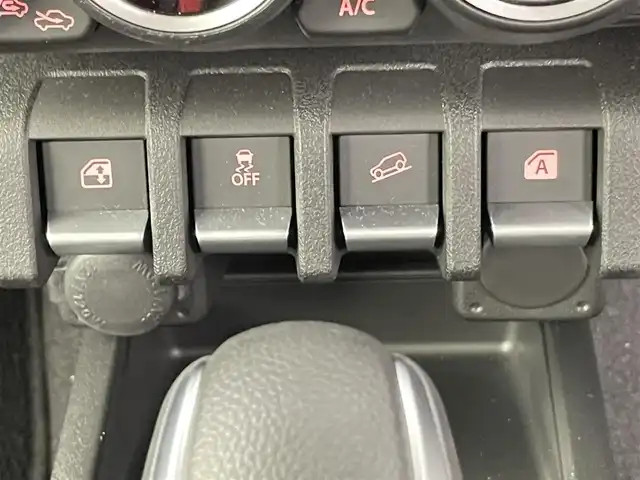 スズキ ジムニー ノマド FC 千葉県 2025(令7)年 0.1万km アークティックホワイトパール SUZUKI Safety Support/・デュアルセンサーブレーキサポート/・先行車発進お知らせ機能/・標識認識機能/・アダプティブクルーズコントロール/・車線逸脱警報機能/・ふらつき警報機能/・誤発進抑制機能/・後方誤発進抑制/・後退時ブレーキサポート/・オートマチックハイビーム/コーナーセンサー/前席シートヒーター/スマートキー＆プッシュスタート/革巻きステアリング/ステアリングスイッチ/純正フロアマット/LEDヘッドライト/フォグライト
