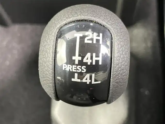 スズキ ジムニー ノマド FC 千葉県 2025(令7)年 0.1万km アークティックホワイトパール SUZUKI Safety Support/・デュアルセンサーブレーキサポート/・先行車発進お知らせ機能/・標識認識機能/・アダプティブクルーズコントロール/・車線逸脱警報機能/・ふらつき警報機能/・誤発進抑制機能/・後方誤発進抑制/・後退時ブレーキサポート/・オートマチックハイビーム/コーナーセンサー/前席シートヒーター/スマートキー＆プッシュスタート/革巻きステアリング/ステアリングスイッチ/純正フロアマット/LEDヘッドライト/フォグライト