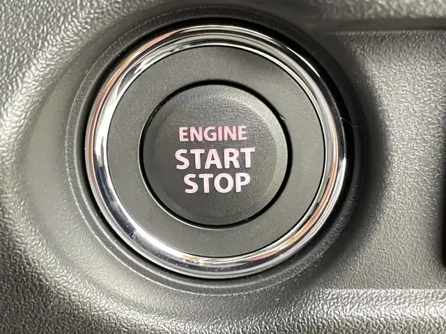 スズキ ジムニー ノマド FC 千葉県 2025(令7)年 0.1万km アークティックホワイトパール SUZUKI Safety Support/・デュアルセンサーブレーキサポート/・先行車発進お知らせ機能/・標識認識機能/・アダプティブクルーズコントロール/・車線逸脱警報機能/・ふらつき警報機能/・誤発進抑制機能/・後方誤発進抑制/・後退時ブレーキサポート/・オートマチックハイビーム/コーナーセンサー/前席シートヒーター/スマートキー＆プッシュスタート/革巻きステアリング/ステアリングスイッチ/純正フロアマット/LEDヘッドライト/フォグライト