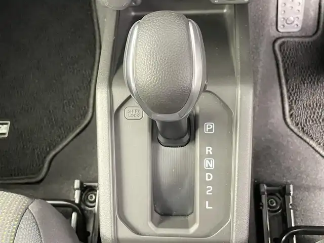 スズキ ジムニー ノマド FC 千葉県 2025(令7)年 0.1万km アークティックホワイトパール SUZUKI Safety Support/・デュアルセンサーブレーキサポート/・先行車発進お知らせ機能/・標識認識機能/・アダプティブクルーズコントロール/・車線逸脱警報機能/・ふらつき警報機能/・誤発進抑制機能/・後方誤発進抑制/・後退時ブレーキサポート/・オートマチックハイビーム/コーナーセンサー/前席シートヒーター/スマートキー＆プッシュスタート/革巻きステアリング/ステアリングスイッチ/純正フロアマット/LEDヘッドライト/フォグライト