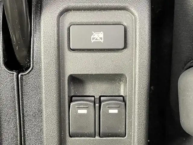 スズキ ジムニー ノマド FC 千葉県 2025(令7)年 0.1万km アークティックホワイトパール SUZUKI Safety Support/・デュアルセンサーブレーキサポート/・先行車発進お知らせ機能/・標識認識機能/・アダプティブクルーズコントロール/・車線逸脱警報機能/・ふらつき警報機能/・誤発進抑制機能/・後方誤発進抑制/・後退時ブレーキサポート/・オートマチックハイビーム/コーナーセンサー/前席シートヒーター/スマートキー＆プッシュスタート/革巻きステアリング/ステアリングスイッチ/純正フロアマット/LEDヘッドライト/フォグライト