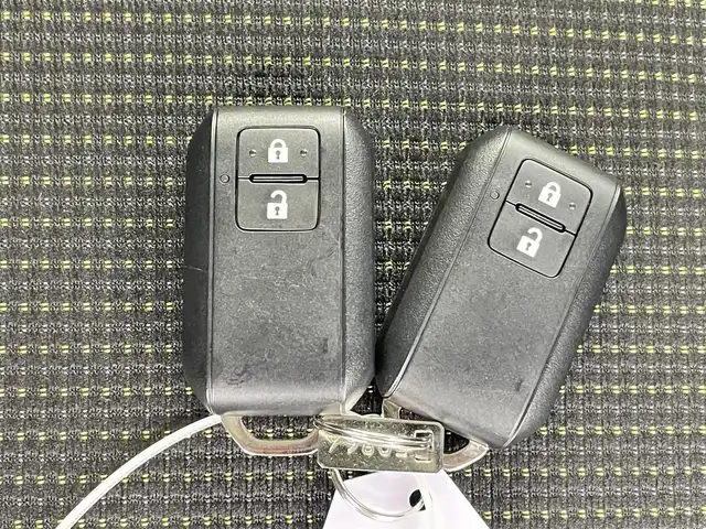 スズキ ジムニー ノマド FC 千葉県 2025(令7)年 0.1万km アークティックホワイトパール SUZUKI Safety Support/・デュアルセンサーブレーキサポート/・先行車発進お知らせ機能/・標識認識機能/・アダプティブクルーズコントロール/・車線逸脱警報機能/・ふらつき警報機能/・誤発進抑制機能/・後方誤発進抑制/・後退時ブレーキサポート/・オートマチックハイビーム/コーナーセンサー/前席シートヒーター/スマートキー＆プッシュスタート/革巻きステアリング/ステアリングスイッチ/純正フロアマット/LEDヘッドライト/フォグライト