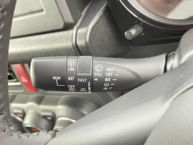 スズキ ジムニー ノマド FC 千葉県 2025(令7)年 0.1万km アークティックホワイトパール SUZUKI Safety Support/・デュアルセンサーブレーキサポート/・先行車発進お知らせ機能/・標識認識機能/・アダプティブクルーズコントロール/・車線逸脱警報機能/・ふらつき警報機能/・誤発進抑制機能/・後方誤発進抑制/・後退時ブレーキサポート/・オートマチックハイビーム/コーナーセンサー/前席シートヒーター/スマートキー＆プッシュスタート/革巻きステアリング/ステアリングスイッチ/純正フロアマット/LEDヘッドライト/フォグライト