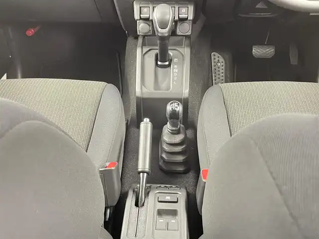 スズキ ジムニー ノマド FC 千葉県 2025(令7)年 0.1万km アークティックホワイトパール SUZUKI Safety Support/・デュアルセンサーブレーキサポート/・先行車発進お知らせ機能/・標識認識機能/・アダプティブクルーズコントロール/・車線逸脱警報機能/・ふらつき警報機能/・誤発進抑制機能/・後方誤発進抑制/・後退時ブレーキサポート/・オートマチックハイビーム/コーナーセンサー/前席シートヒーター/スマートキー＆プッシュスタート/革巻きステアリング/ステアリングスイッチ/純正フロアマット/LEDヘッドライト/フォグライト