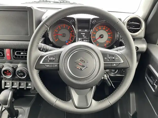 スズキ ジムニー ノマド FC 千葉県 2025(令7)年 0.1万km アークティックホワイトパール SUZUKI Safety Support/・デュアルセンサーブレーキサポート/・先行車発進お知らせ機能/・標識認識機能/・アダプティブクルーズコントロール/・車線逸脱警報機能/・ふらつき警報機能/・誤発進抑制機能/・後方誤発進抑制/・後退時ブレーキサポート/・オートマチックハイビーム/コーナーセンサー/前席シートヒーター/スマートキー＆プッシュスタート/革巻きステアリング/ステアリングスイッチ/純正フロアマット/LEDヘッドライト/フォグライト