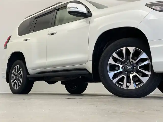 トヨタ ランドクルーザー プラド TX Lパッケージ 新潟県 2023(令5)年 3.3万km ホワイトパールクリスタルシャイン モデリスタエアロ/サンルーフ/ベージュ革シート/メーカーOPナビ/全方位カメラ（フロント/サイド/リア）/プリクラッシュセーフティ/レーダークルーズコントロール/レーンキープアシスト/パーキングサポートブレーキ/ビルトインETC2.0/前後ドライブレコーダー/エアシート/シートヒーター/オートライト/オートハイビーム/LEDヘッドライト/プッシュスタート/ウッドコンビステアリング/ステアリングスイッチ/オートドアミラー/ウィンカーミラー/フロアマット/ドアバイザー