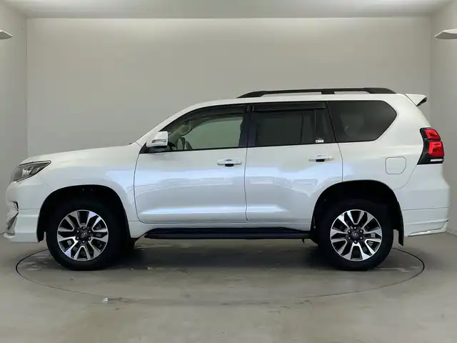 トヨタ ランドクルーザー プラド TX Lパッケージ 新潟県 2023(令5)年 3.3万km ホワイトパールクリスタルシャイン モデリスタエアロ/サンルーフ/ベージュ革シート/メーカーOPナビ/全方位カメラ（フロント/サイド/リア）/プリクラッシュセーフティ/レーダークルーズコントロール/レーンキープアシスト/パーキングサポートブレーキ/ビルトインETC2.0/前後ドライブレコーダー/エアシート/シートヒーター/オートライト/オートハイビーム/LEDヘッドライト/プッシュスタート/ウッドコンビステアリング/ステアリングスイッチ/オートドアミラー/ウィンカーミラー/フロアマット/ドアバイザー