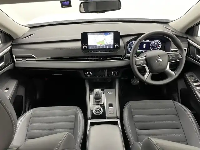 三菱 アウトランダー ＰＨＥＶ G 岡山県 2022(令4)年 4.9万km ホワイトダイヤモンド 純正エアロ/純正ディスプレイオーディオ/・FM/AM/Bluetooth/フルセグ/CarPlay/アラウンドビューモニター/ワイヤレス充電/パワーバックドア/ハーフレザーシート/・パワーシート/・シートヒーター/ハンドルヒーター/ドライブレコーダー/ETC2.0/マイパイロット/e-Assist/・衝突被害軽減ブレーキ/・踏み間違い衝突防止アシスト/・オートマチックハイビーム/パドルシフト/ドアバイザー/純正20インチアルミ/純正フロアマット/LEDヘッドライト