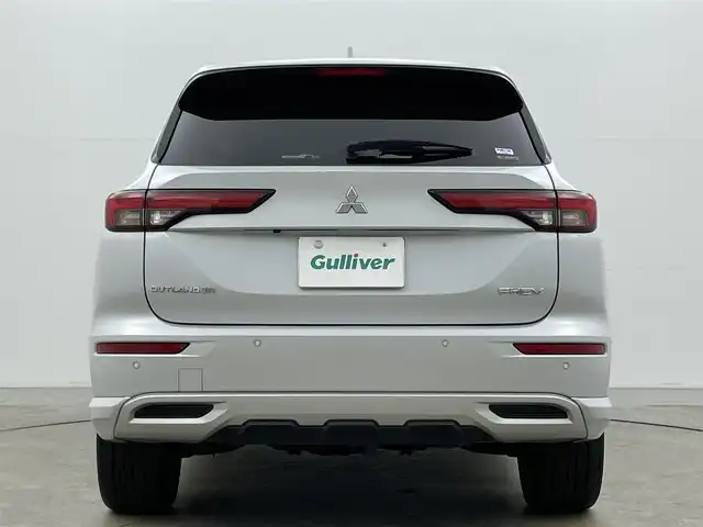 三菱 アウトランダー ＰＨＥＶ G 岡山県 2022(令4)年 4.9万km ホワイトダイヤモンド 純正エアロ/純正ディスプレイオーディオ/・FM/AM/Bluetooth/フルセグ/CarPlay/アラウンドビューモニター/ワイヤレス充電/パワーバックドア/ハーフレザーシート/・パワーシート/・シートヒーター/ハンドルヒーター/ドライブレコーダー/ETC2.0/マイパイロット/e-Assist/・衝突被害軽減ブレーキ/・踏み間違い衝突防止アシスト/・オートマチックハイビーム/パドルシフト/ドアバイザー/純正20インチアルミ/純正フロアマット/LEDヘッドライト