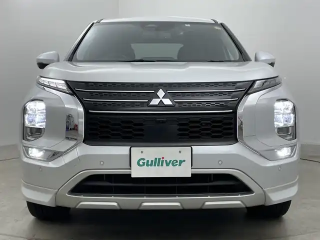 三菱 アウトランダー ＰＨＥＶ G 岡山県 2022(令4)年 4.9万km ホワイトダイヤモンド 純正エアロ/純正ディスプレイオーディオ/・FM/AM/Bluetooth/フルセグ/CarPlay/アラウンドビューモニター/ワイヤレス充電/パワーバックドア/ハーフレザーシート/・パワーシート/・シートヒーター/ハンドルヒーター/ドライブレコーダー/ETC2.0/マイパイロット/e-Assist/・衝突被害軽減ブレーキ/・踏み間違い衝突防止アシスト/・オートマチックハイビーム/パドルシフト/ドアバイザー/純正20インチアルミ/純正フロアマット/LEDヘッドライト