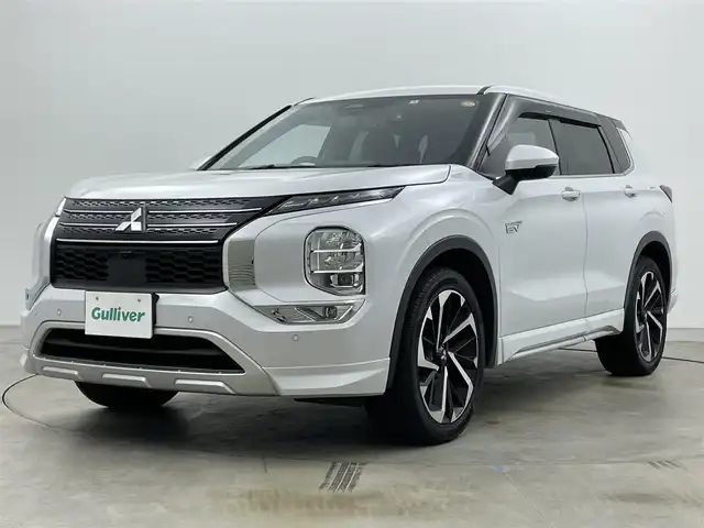 三菱 アウトランダー ＰＨＥＶ G 岡山県 2022(令4)年 4.9万km ホワイトダイヤモンド 純正エアロ/純正ディスプレイオーディオ/・FM/AM/Bluetooth/フルセグ/CarPlay/アラウンドビューモニター/ワイヤレス充電/パワーバックドア/ハーフレザーシート/・パワーシート/・シートヒーター/ハンドルヒーター/ドライブレコーダー/ETC2.0/マイパイロット/e-Assist/・衝突被害軽減ブレーキ/・踏み間違い衝突防止アシスト/・オートマチックハイビーム/パドルシフト/ドアバイザー/純正20インチアルミ/純正フロアマット/LEDヘッドライト