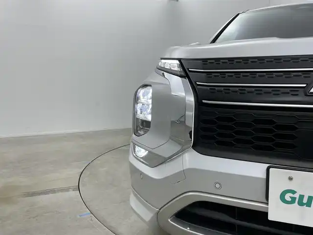 三菱 アウトランダー ＰＨＥＶ G 岡山県 2022(令4)年 4.9万km ホワイトダイヤモンド 純正エアロ/純正ディスプレイオーディオ/・FM/AM/Bluetooth/フルセグ/CarPlay/アラウンドビューモニター/ワイヤレス充電/パワーバックドア/ハーフレザーシート/・パワーシート/・シートヒーター/ハンドルヒーター/ドライブレコーダー/ETC2.0/マイパイロット/e-Assist/・衝突被害軽減ブレーキ/・踏み間違い衝突防止アシスト/・オートマチックハイビーム/パドルシフト/ドアバイザー/純正20インチアルミ/純正フロアマット/LEDヘッドライト