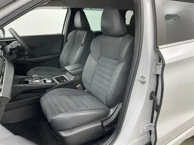 三菱 アウトランダー ＰＨＥＶ G 岡山県 2022(令4)年 4.9万km ホワイトダイヤモンド 純正エアロ/純正ディスプレイオーディオ/・FM/AM/Bluetooth/フルセグ/CarPlay/アラウンドビューモニター/ワイヤレス充電/パワーバックドア/ハーフレザーシート/・パワーシート/・シートヒーター/ハンドルヒーター/ドライブレコーダー/ETC2.0/マイパイロット/e-Assist/・衝突被害軽減ブレーキ/・踏み間違い衝突防止アシスト/・オートマチックハイビーム/パドルシフト/ドアバイザー/純正20インチアルミ/純正フロアマット/LEDヘッドライト