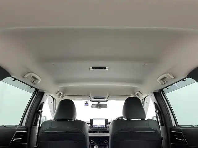 三菱 アウトランダー ＰＨＥＶ G 岡山県 2022(令4)年 4.9万km ホワイトダイヤモンド 純正エアロ/純正ディスプレイオーディオ/・FM/AM/Bluetooth/フルセグ/CarPlay/アラウンドビューモニター/ワイヤレス充電/パワーバックドア/ハーフレザーシート/・パワーシート/・シートヒーター/ハンドルヒーター/ドライブレコーダー/ETC2.0/マイパイロット/e-Assist/・衝突被害軽減ブレーキ/・踏み間違い衝突防止アシスト/・オートマチックハイビーム/パドルシフト/ドアバイザー/純正20インチアルミ/純正フロアマット/LEDヘッドライト