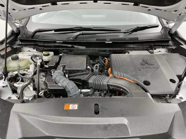 三菱 アウトランダー ＰＨＥＶ G 岡山県 2022(令4)年 4.9万km ホワイトダイヤモンド 純正エアロ/純正ディスプレイオーディオ/・FM/AM/Bluetooth/フルセグ/CarPlay/アラウンドビューモニター/ワイヤレス充電/パワーバックドア/ハーフレザーシート/・パワーシート/・シートヒーター/ハンドルヒーター/ドライブレコーダー/ETC2.0/マイパイロット/e-Assist/・衝突被害軽減ブレーキ/・踏み間違い衝突防止アシスト/・オートマチックハイビーム/パドルシフト/ドアバイザー/純正20インチアルミ/純正フロアマット/LEDヘッドライト