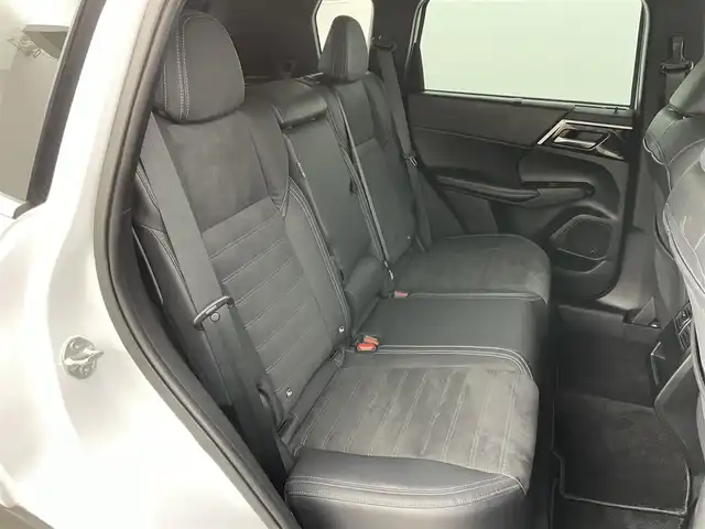 三菱 アウトランダー ＰＨＥＶ G 岡山県 2022(令4)年 4.9万km ホワイトダイヤモンド 純正エアロ/純正ディスプレイオーディオ/・FM/AM/Bluetooth/フルセグ/CarPlay/アラウンドビューモニター/ワイヤレス充電/パワーバックドア/ハーフレザーシート/・パワーシート/・シートヒーター/ハンドルヒーター/ドライブレコーダー/ETC2.0/マイパイロット/e-Assist/・衝突被害軽減ブレーキ/・踏み間違い衝突防止アシスト/・オートマチックハイビーム/パドルシフト/ドアバイザー/純正20インチアルミ/純正フロアマット/LEDヘッドライト