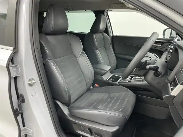 三菱 アウトランダー ＰＨＥＶ G 岡山県 2022(令4)年 4.9万km ホワイトダイヤモンド 純正エアロ/純正ディスプレイオーディオ/・FM/AM/Bluetooth/フルセグ/CarPlay/アラウンドビューモニター/ワイヤレス充電/パワーバックドア/ハーフレザーシート/・パワーシート/・シートヒーター/ハンドルヒーター/ドライブレコーダー/ETC2.0/マイパイロット/e-Assist/・衝突被害軽減ブレーキ/・踏み間違い衝突防止アシスト/・オートマチックハイビーム/パドルシフト/ドアバイザー/純正20インチアルミ/純正フロアマット/LEDヘッドライト