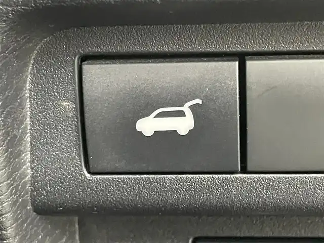 三菱 アウトランダー ＰＨＥＶ G 岡山県 2022(令4)年 4.9万km ホワイトダイヤモンド 純正エアロ/純正ディスプレイオーディオ/・FM/AM/Bluetooth/フルセグ/CarPlay/アラウンドビューモニター/ワイヤレス充電/パワーバックドア/ハーフレザーシート/・パワーシート/・シートヒーター/ハンドルヒーター/ドライブレコーダー/ETC2.0/マイパイロット/e-Assist/・衝突被害軽減ブレーキ/・踏み間違い衝突防止アシスト/・オートマチックハイビーム/パドルシフト/ドアバイザー/純正20インチアルミ/純正フロアマット/LEDヘッドライト