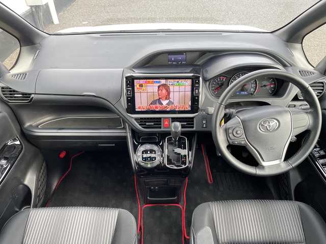 トヨタ ノア Si 千葉県 2019(令1)年 3.5万km ホワイトパールクリスタルシャイン サンルーフ/アルパイン11インチナビ/(フルセグTV/CD/DVD/BT/AM/FM)/全周囲カメラ/ドライブレコーダー/衝突被害軽減システム/車線逸脱警報/バックカメラ/クルーズコントロール/アルパイン12フリップダウンモニター/両側パワースライドドア/横滑り防止装置/ETC/アイドリングストップ/LEDヘッドライト/フォグランプ/オートライト/ウィンカーミラー/電動格納ミラー/純正16インチAW/シートリフター/プッシュスタート/スマートキー/フロアマット/スペアキー/取扱説明書/保証書