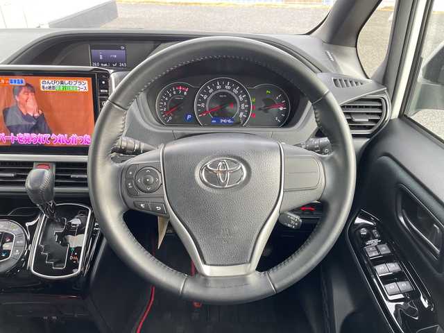 トヨタ ノア Si 千葉県 2019(令1)年 3.5万km ホワイトパールクリスタルシャイン サンルーフ/アルパイン11インチナビ/(フルセグTV/CD/DVD/BT/AM/FM)/全周囲カメラ/ドライブレコーダー/衝突被害軽減システム/車線逸脱警報/バックカメラ/クルーズコントロール/アルパイン12フリップダウンモニター/両側パワースライドドア/横滑り防止装置/ETC/アイドリングストップ/LEDヘッドライト/フォグランプ/オートライト/ウィンカーミラー/電動格納ミラー/純正16インチAW/シートリフター/プッシュスタート/スマートキー/フロアマット/スペアキー/取扱説明書/保証書