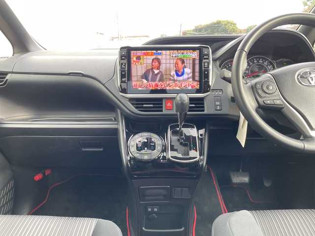 トヨタ ノア Si 千葉県 2019(令1)年 3.5万km ホワイトパールクリスタルシャイン サンルーフ/アルパイン11インチナビ/(フルセグTV/CD/DVD/BT/AM/FM)/全周囲カメラ/ドライブレコーダー/衝突被害軽減システム/車線逸脱警報/バックカメラ/クルーズコントロール/アルパイン12フリップダウンモニター/両側パワースライドドア/横滑り防止装置/ETC/アイドリングストップ/LEDヘッドライト/フォグランプ/オートライト/ウィンカーミラー/電動格納ミラー/純正16インチAW/シートリフター/プッシュスタート/スマートキー/フロアマット/スペアキー/取扱説明書/保証書