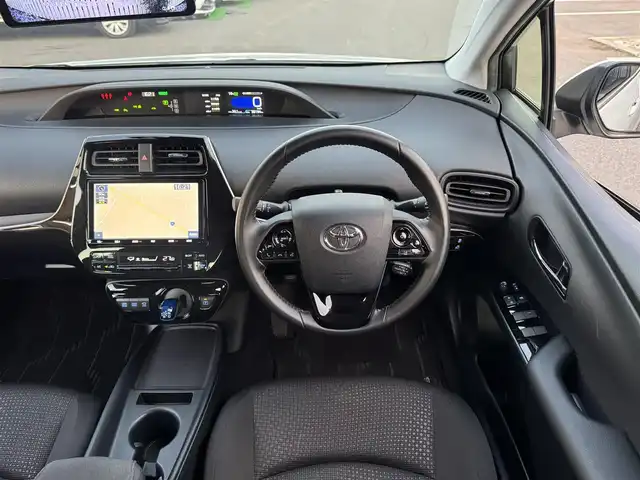 トヨタ プリウス SセーフティプラスⅡ 千葉県 2021(令3)年 3.7万km プラチナホワイトパールマイカ トヨタセーフティセンス/プリクラッシュセーフティ/レーンキープアシスト/レーダークルーズコントロール/オートマチックハイビーム/ブラインドスポットモニター/クリアランスソナー/純正ナビ/360°カメラ/AM/FM/CD/DVD/BT/フルセグTV(走行中視聴不可)/純正前方ドライブレコーダー/社外ミラー型前後ドライブレコーダー/ビルトインETC/100V電源/純正15インチAW/純正ホイールキャップ装着/純正フロアマット/LEDヘッドライト/スマートキー/スペアキー1本/保証書・取説/記録簿