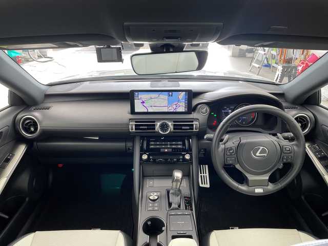 レクサス ＩＳ 300 Fスポーツ 兵庫県 2020(令2)年 3.6万km ホワイトノーヴァガラスフレーク ・ワンオーナー車/・純正10.3インチナビ/CD/DVD/Bluetooth/TV/・パノラミックビューモニター/・ビルトインETC2.0/・前後ドライブレコーダー/・ Lexus Safety System +/・プリクラッシュセーフティ/・レーントレーシングアシスト/・オートマチックハイビーム/・レーダークルーズコントロール（全車速追従機能付）/・ロードサインアシスト/・先行車発進告知機能/・ドライバー異常時対応システム/・ブラインドスポットモニター/・パーキングサポートブレーキ/・TRDエアロ/・TRDマフラー/・トランクスポイラー/・オレンジキャリパー/・レザーシート/・パワーシート/・前席シートヒーター/・ステアリングヒーター/・スマートキー/・3眼LEDライト/・TVキャンセラー/・nanoeX/・ドアミラーヒーター/・純正アルミホイール/・純正フロアマット